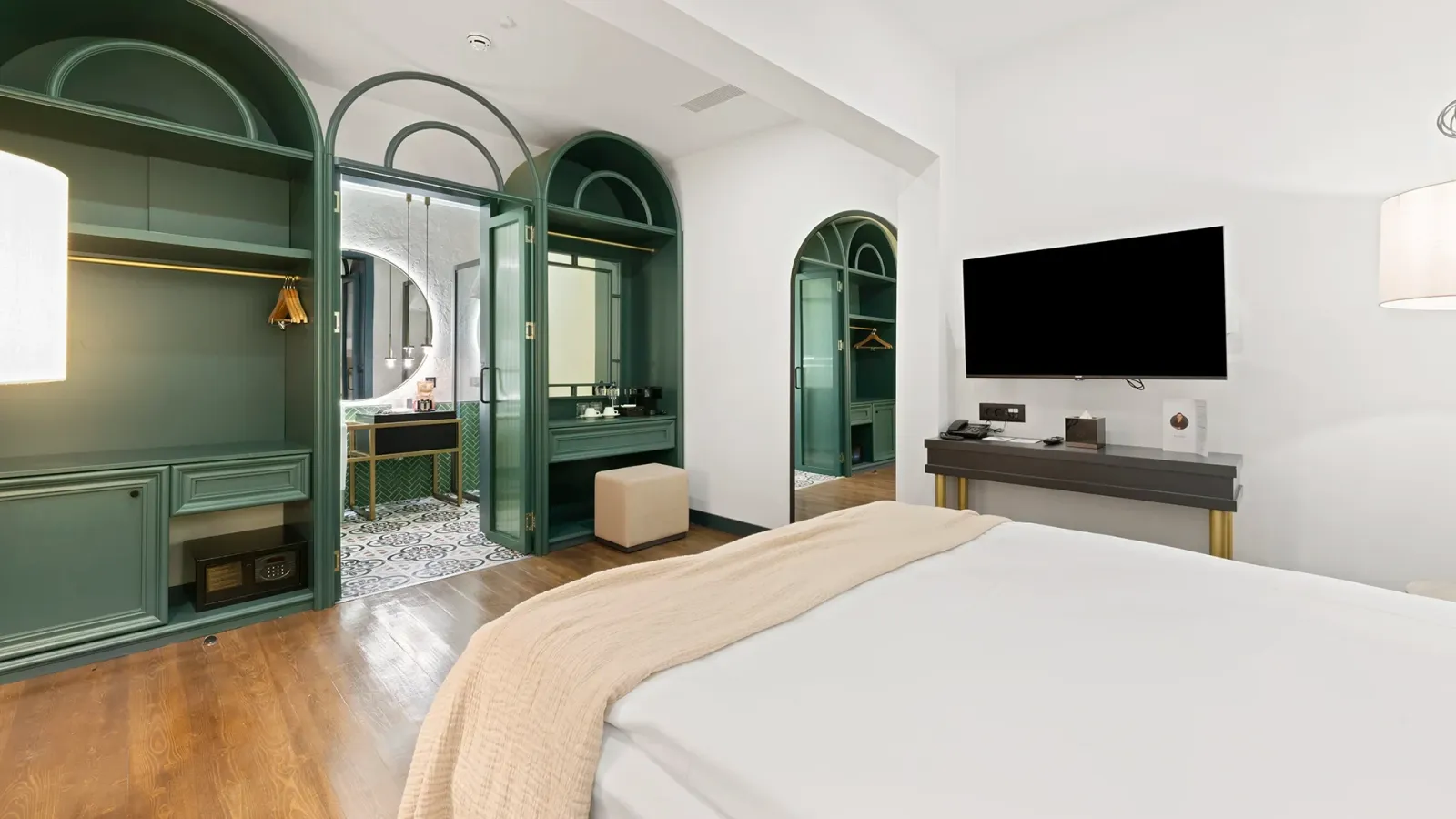 Deluxe Room 7