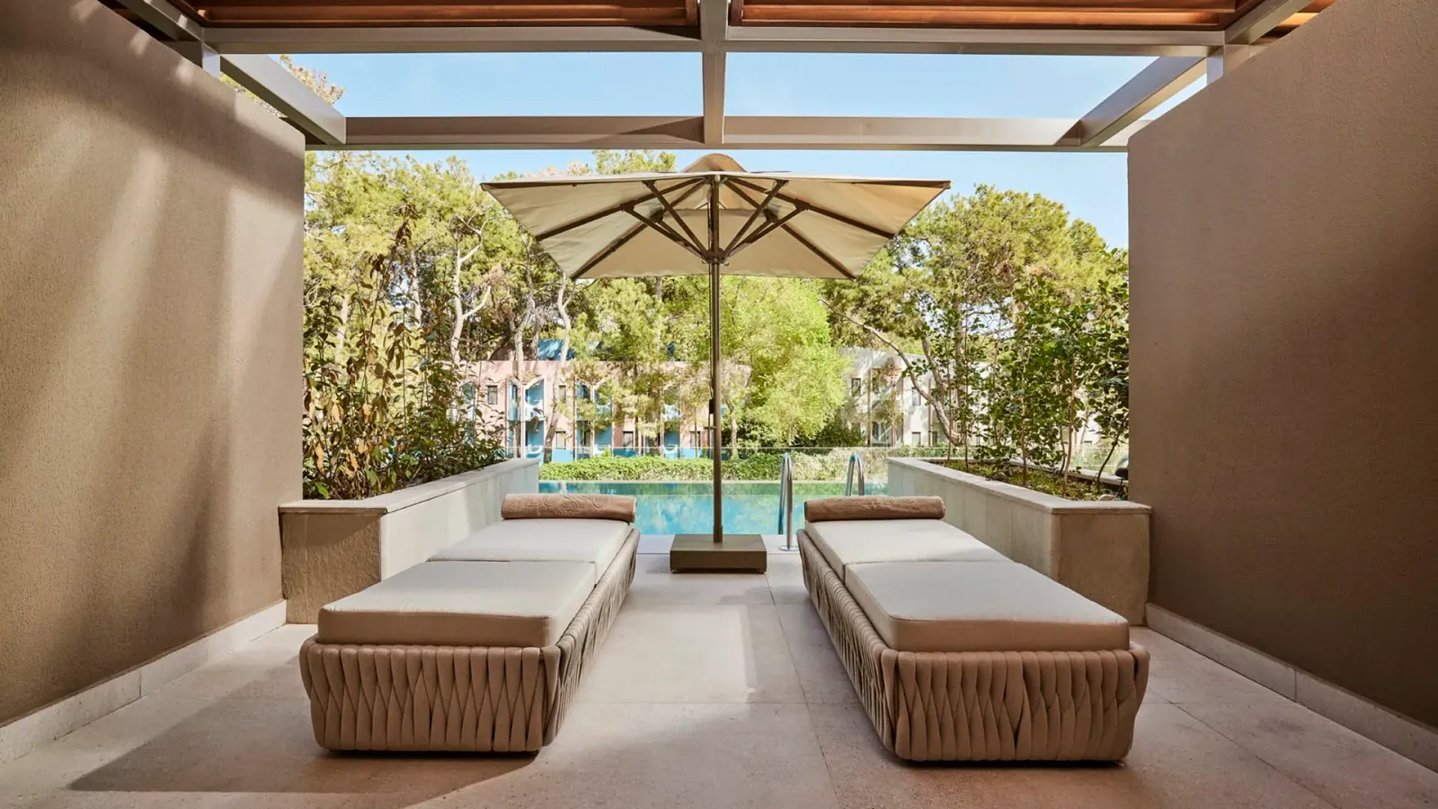 Swim-Up Room