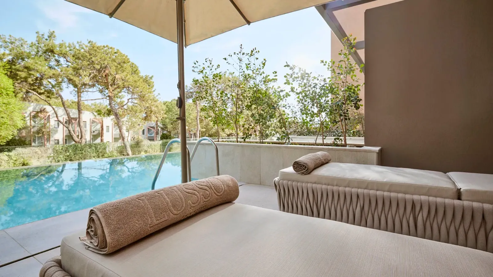 Swim-Up Room