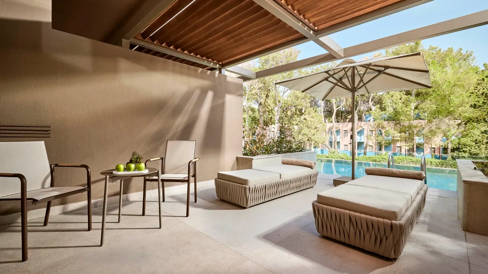 Swim-Up Room
