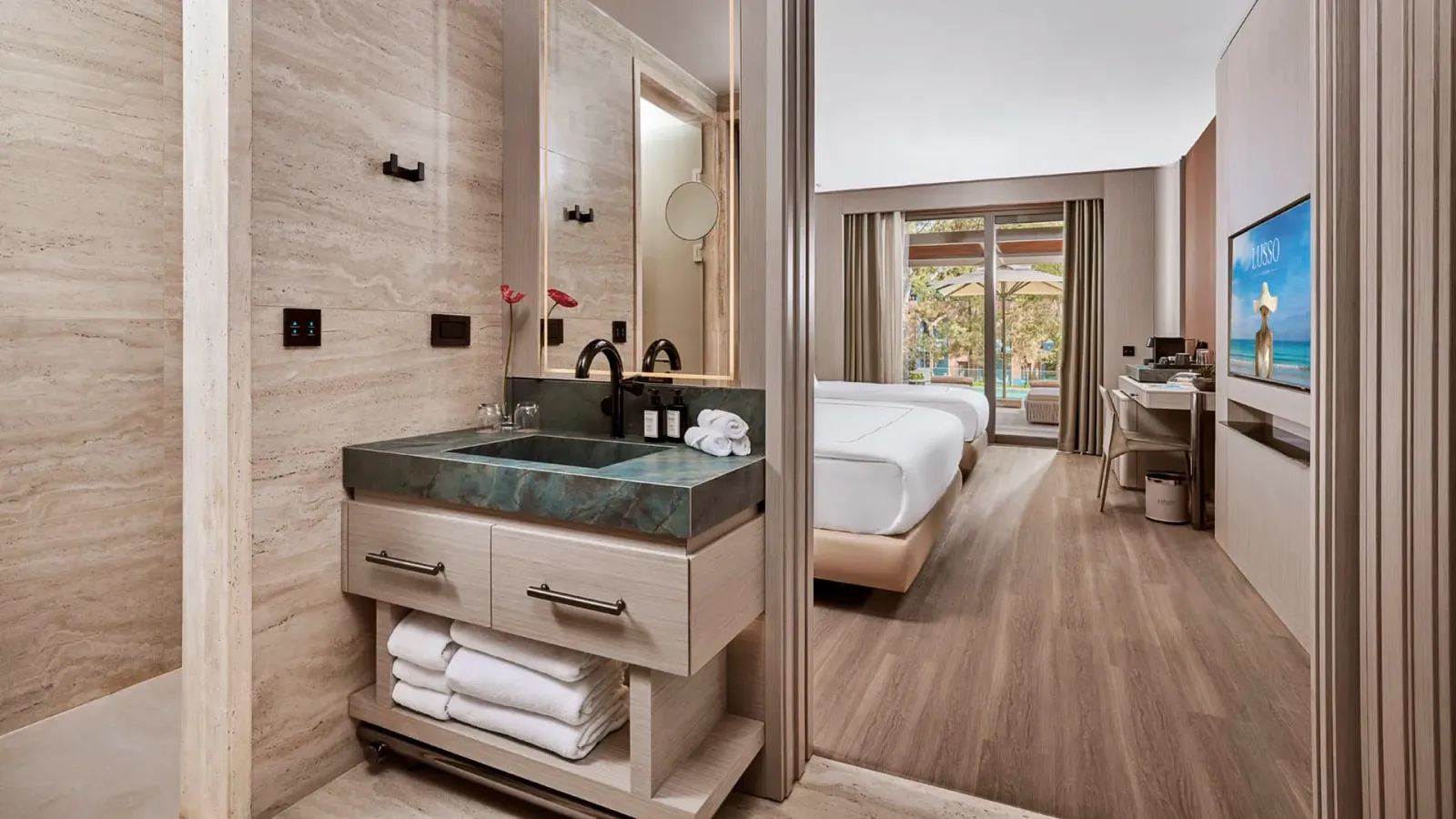 Swim-Up Room