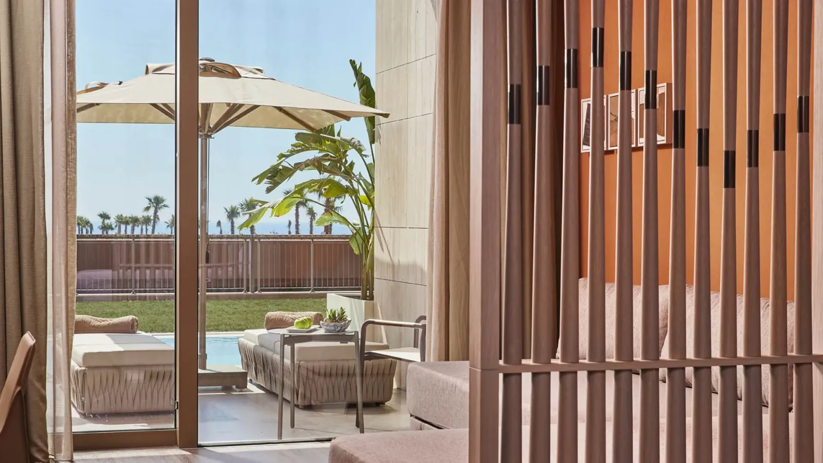 Infinity Swim-Up Room