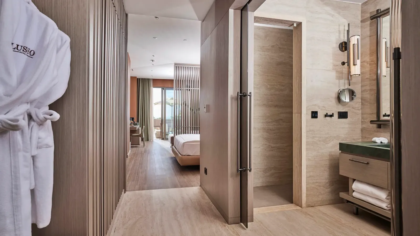Infinity Swim-Up Room