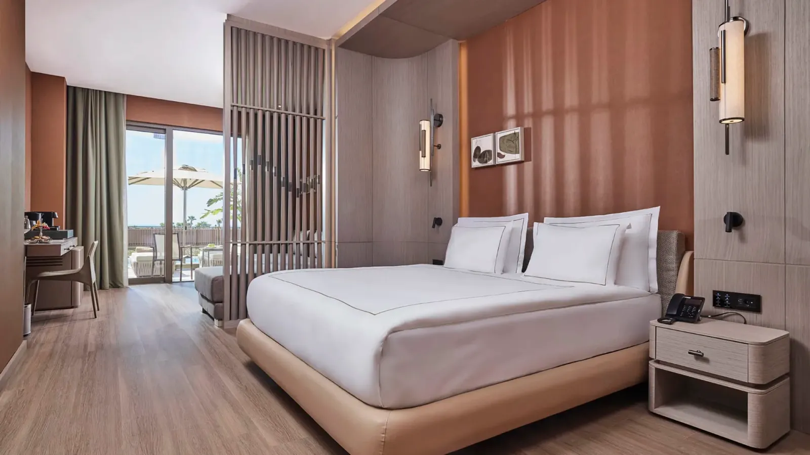 Infinity Swim-Up Room