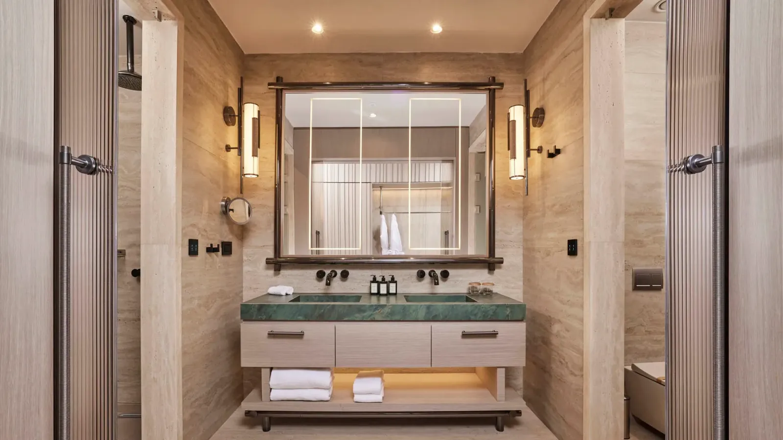 Infinity Swim-Up Room