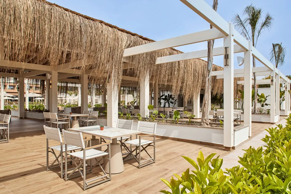 https://cdn.woxxtech.com/lussosorgun_com/lumino-pool-bar-lussohotel-03-1774248501640.jpg